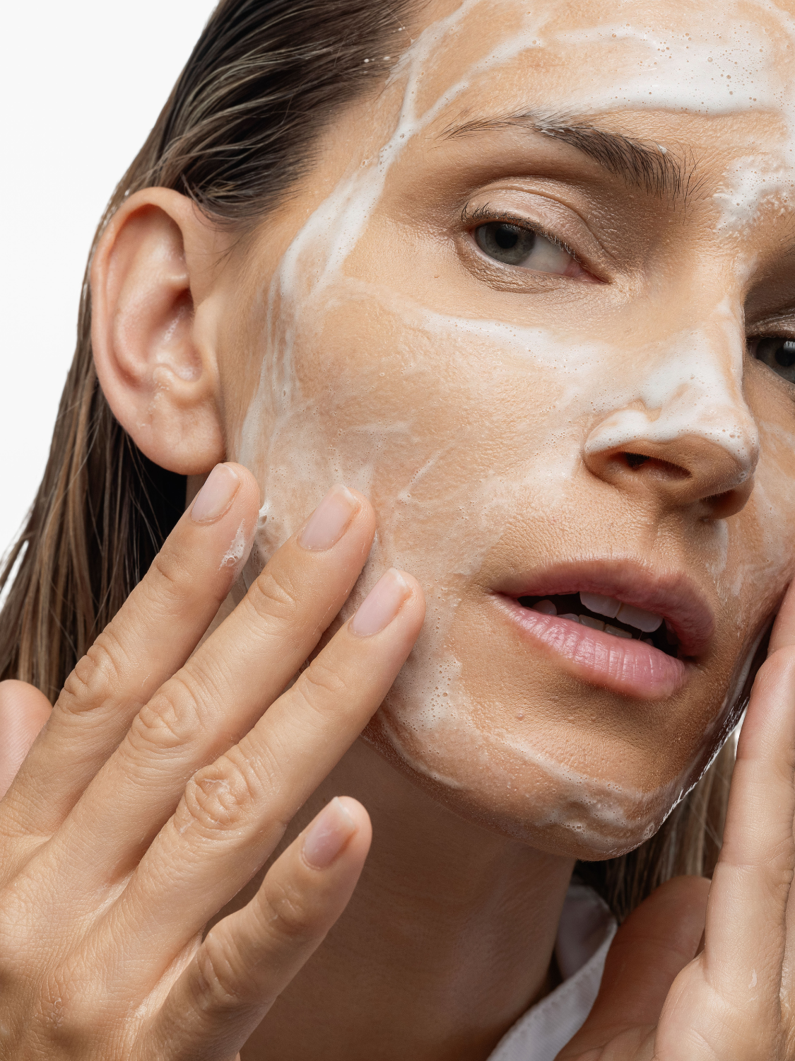 Skintegra Amphibian nježan pH optimiziran gel za čišćenje lica za osjetljivu i dehidriranu kožu na ženskom licu