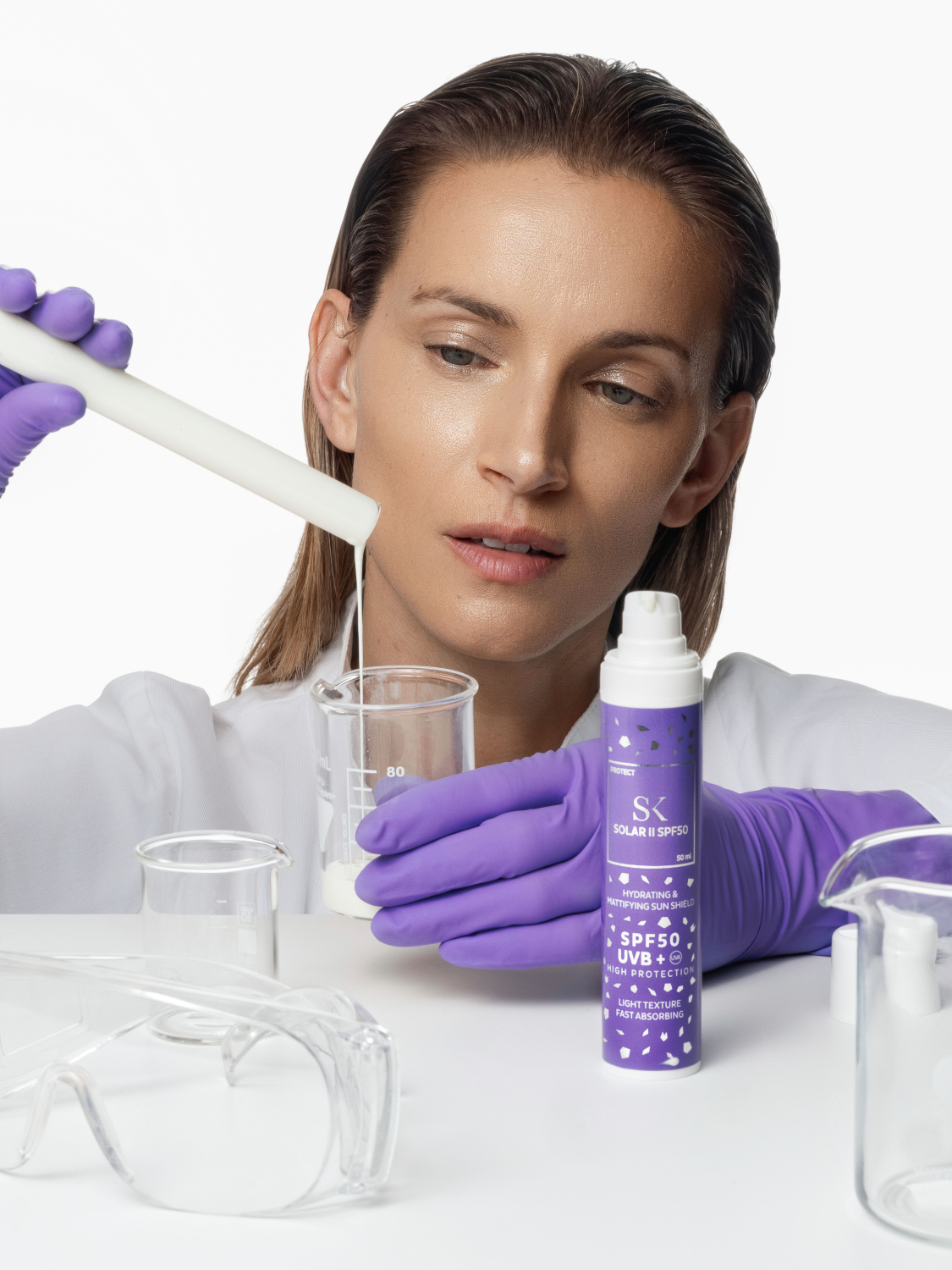 Skintegra Solar II SPF50 hidratizirajući fluid za kožu lica sa UVA i UVB zaštitom ispred žene u laboratoriju