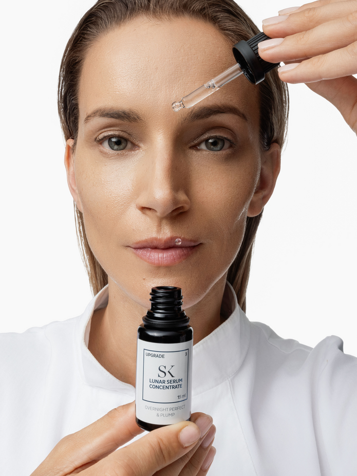 Skintegra Lunar serum concentrate s peptidima i probiotičkim fermentima u bočici sa ženom