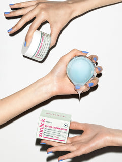 Skinlick Cloud Cream Light lagana gel krema s glicerinom, hijaluronom i 4% niacinamida u teglici u rukama