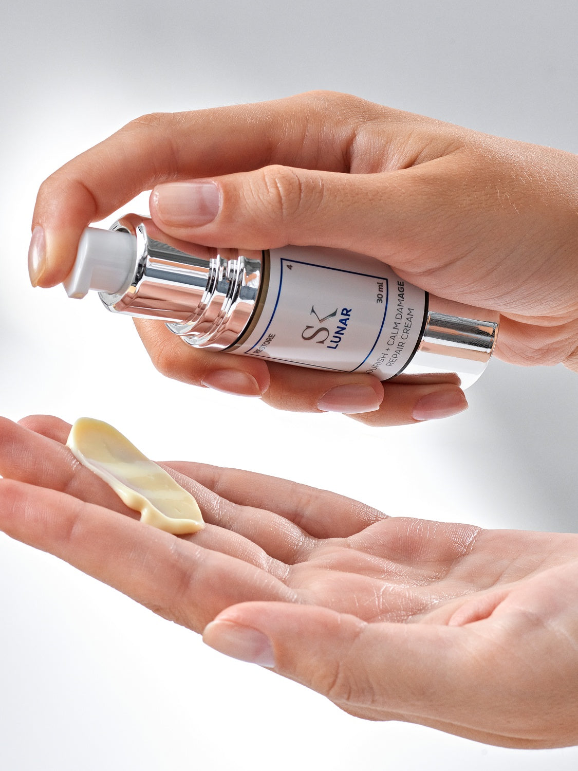 Skintegra Lunar regenerativna i hidratizirajuća anti-age krema sa peptidima u bočici i teksturom na ruci