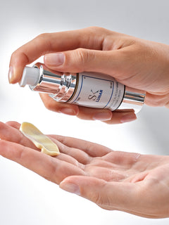 Skintegra Lunar regenerativna i hidratizirajuća anti-age krema sa peptidima u bočici i teksturom na ruci